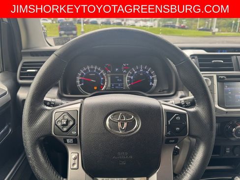 Used 2018 Toyota 4Runner SR5 AWD/4WD image 15