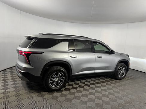 Used 2025 Chevrolet Traverse LT FWD image 8