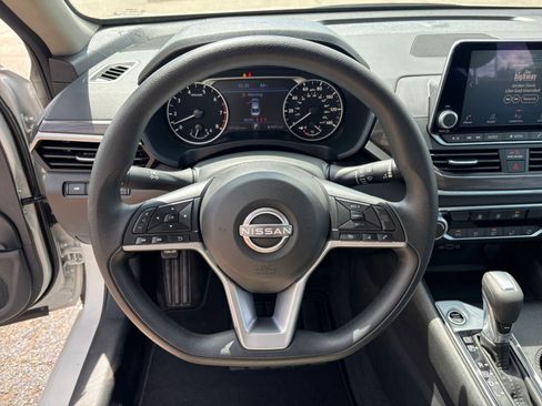 Used 2025 Nissan Altima 2.5 SV FWD image 28