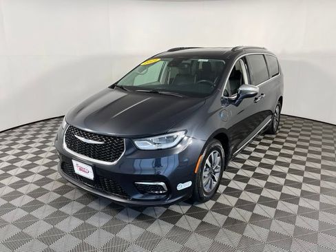 Used 2021 Chrysler Pacifica Limited FWD image 3