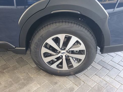 Used 2025 Subaru Outback Premium AWD/4WD image 3