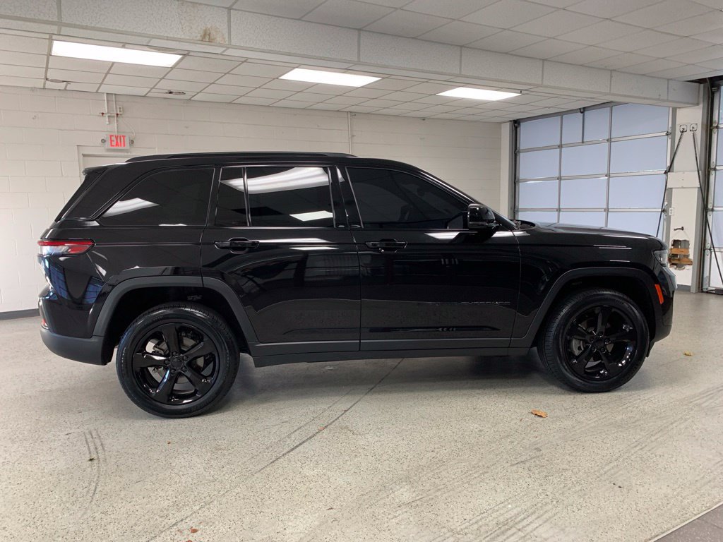 Used 2023 Jeep Grand Cherokee Altitude AWD/4WD image 9