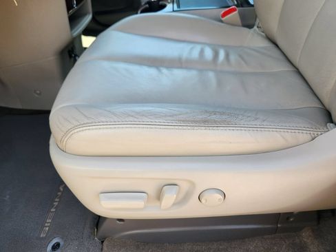 Used 2013 Toyota Sienna XLE FWD image 23