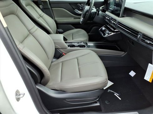 New 2026 Lincoln Corsair Premiere image 9