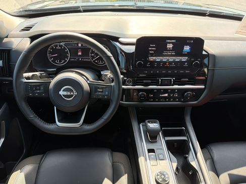 Used 2023 Nissan Pathfinder SL AWD/4WD image 31