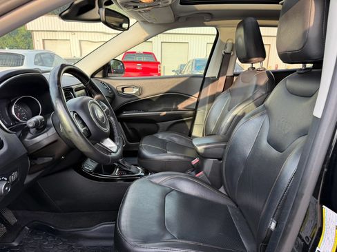 Used 2018 Jeep Compass Limited w/ Navigation Group FWD image 2