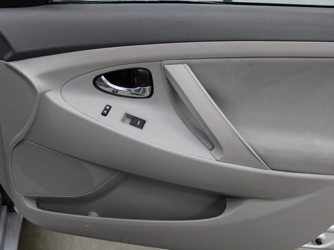 Used 2011 Toyota Camry LE image 28