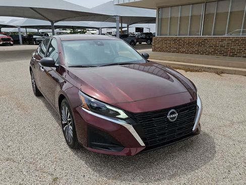 Used 2025 Nissan Altima 2.5 SV FWD image 2