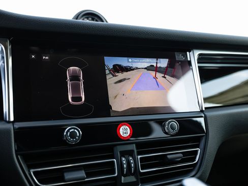 Certified 2025 Porsche Macan image 19