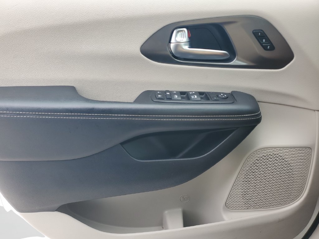Used 2024 Chrysler Pacifica Touring-L FWD image 18