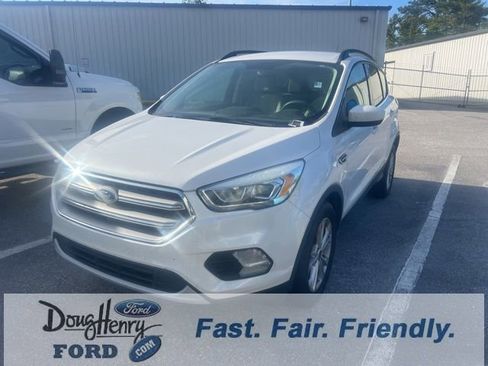 Used 2017 Ford Escape SE w/ Equipment Group 201A FWD image 3