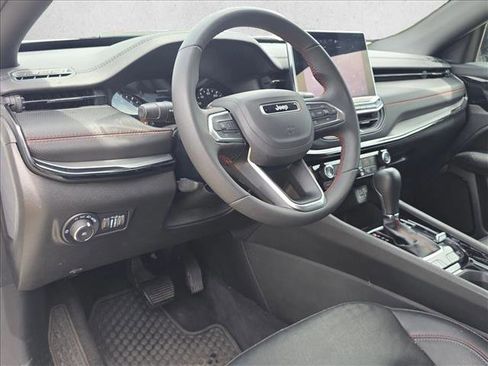 Used 2025 Jeep Compass Trailhawk AWD/4WD image 9
