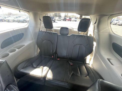 Used 2022 Chrysler Pacifica Touring-L image 28