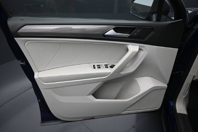 Used 2023 Volkswagen Tiguan SE w/ Panoramic Sunroof Package FWD image 11