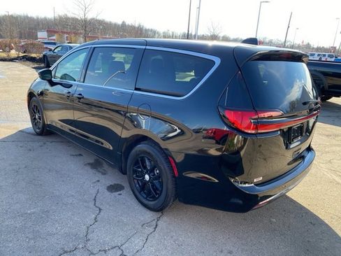 Used 2026 Chrysler Pacifica Select image 7