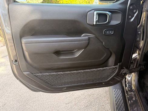 Certified 2025 Jeep Gladiator Sport image 31