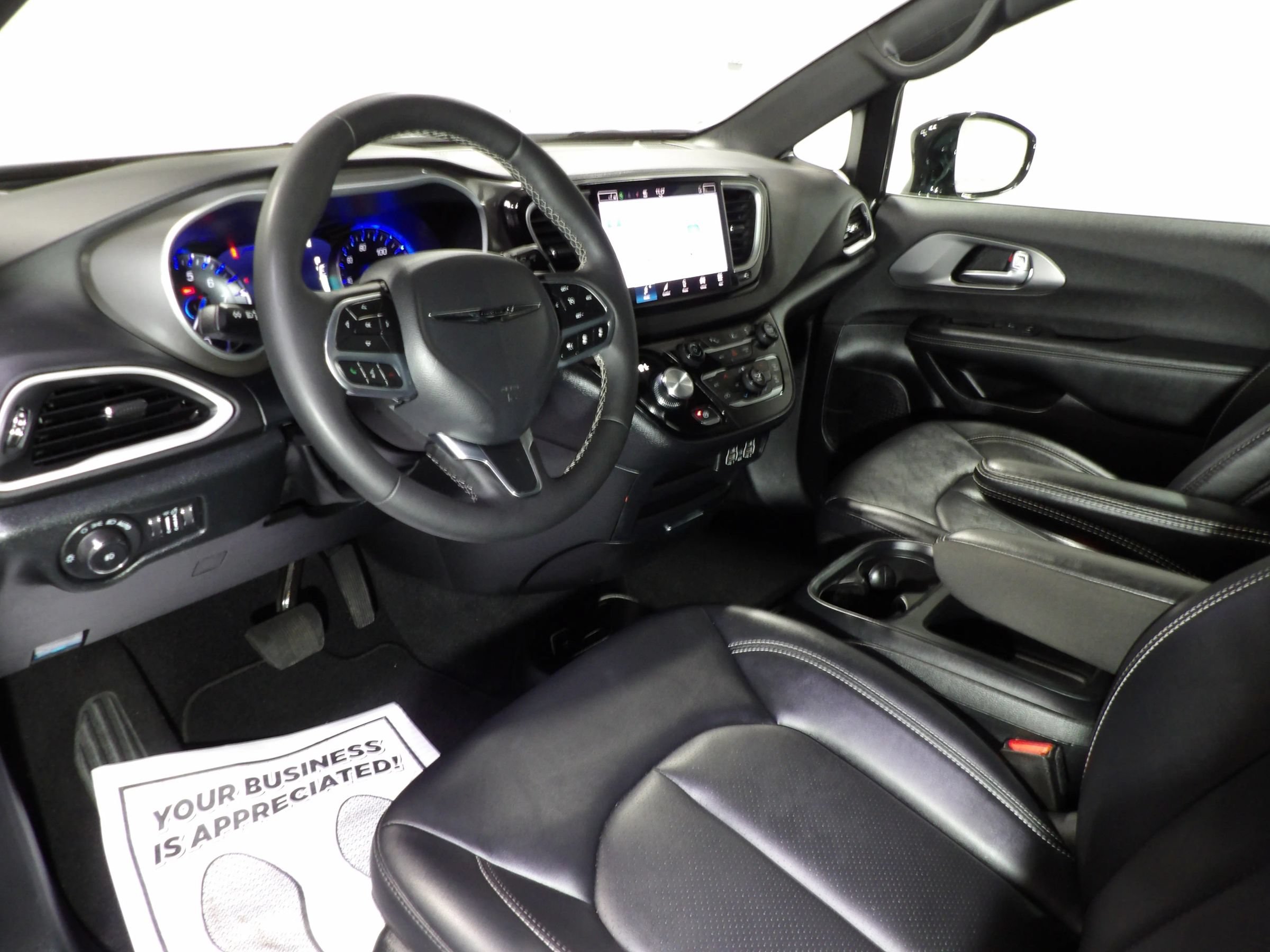 Used 2025 Chrysler Pacifica Select FWD image 13
