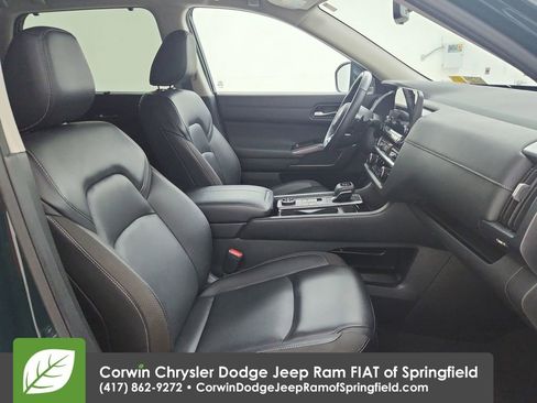 Used 2025 Nissan Pathfinder SL image 32