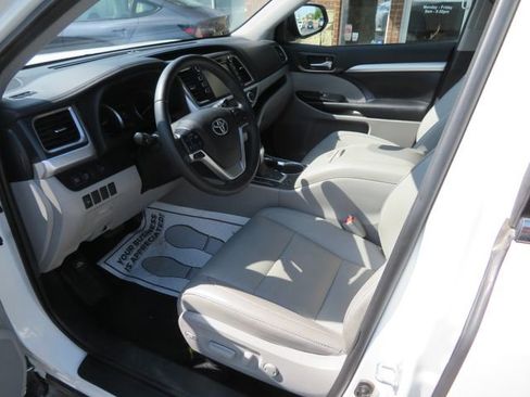 Used 2019 Toyota Highlander XLE image 19