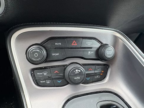 Used 2022 Dodge Challenger SXT RWD image 22