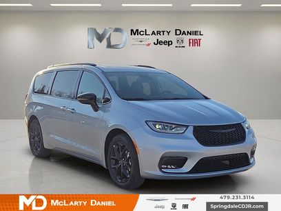 New 2026 Chrysler Pacifica Select w/ S Appearance Package