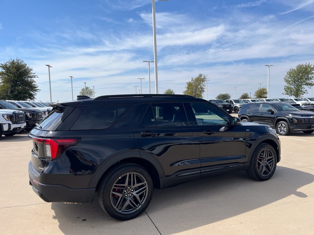 Used 2025 Ford Explorer ST-Line w/ ST-Line Street Pack AWD/4WD image 5