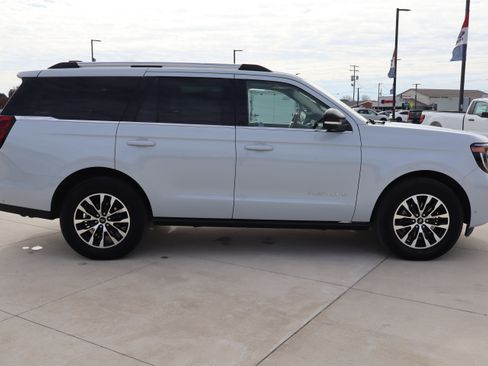 Used 2025 Ford Expedition Platinum image 4