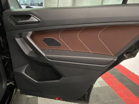 Used 2022 Volkswagen Tiguan SEL R-Line image 11