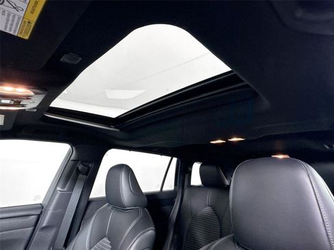 Used 2023 Toyota Highlander XSE FWD image 6
