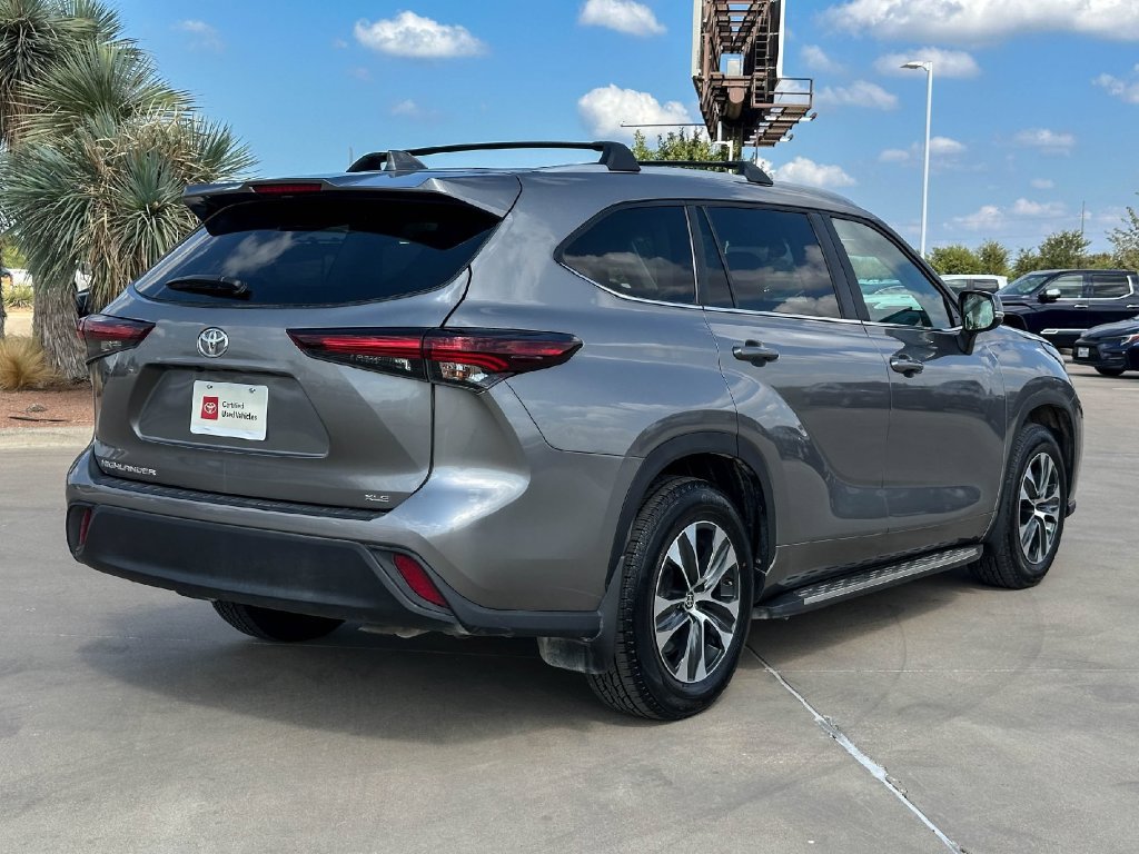 Certified 2025 Toyota Highlander XLE FWD image 3