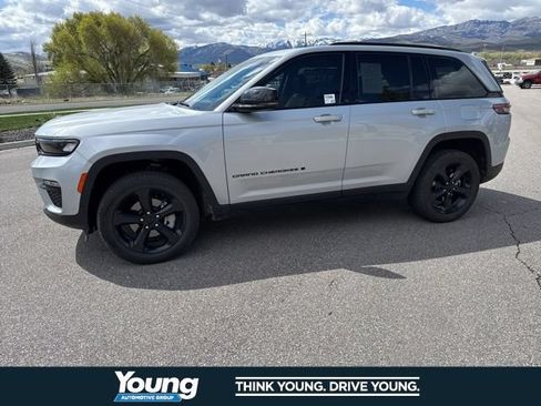 Used 2023 Jeep Grand Cherokee Limited w/ Luxury Tech Group II AWD/4WD image 2