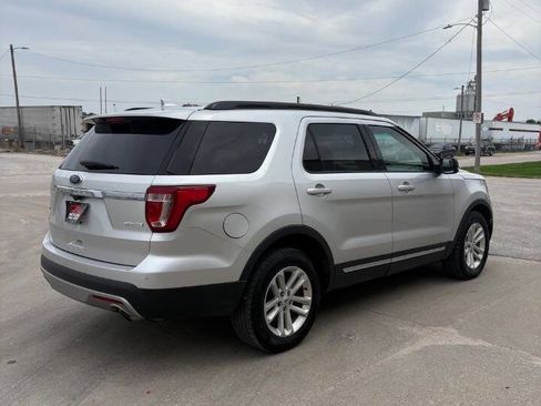 Used 2017 Ford Explorer XLT w/ Equipment Group 202A FWD image 5