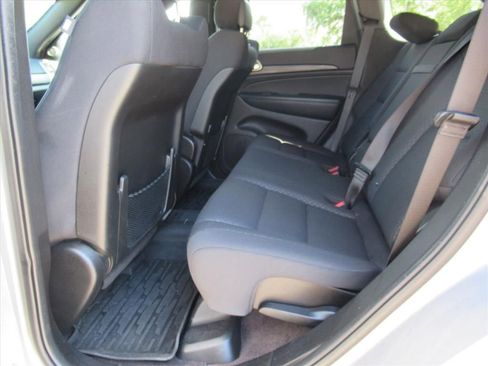 Used 2019 Jeep Grand Cherokee Laredo w/ Security & Convenience Group AWD/4WD image 29