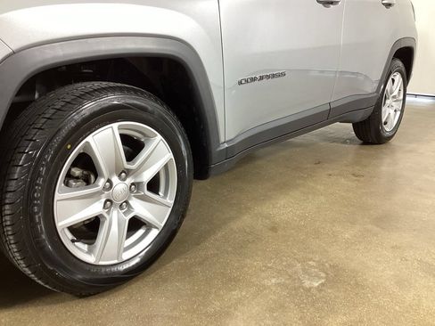 Used 2022 Jeep Compass Latitude w/ Convenience Group FWD image 2
