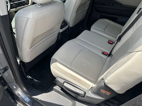 Used 2023 Nissan Pathfinder SL AWD/4WD image 36