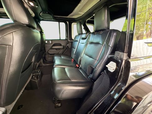 Used 2018 Jeep Wrangler Unlimited Sahara image 23