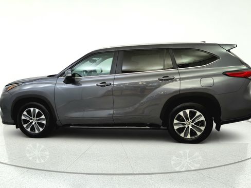 Used 2023 Toyota Highlander XLE AWD/4WD image 4