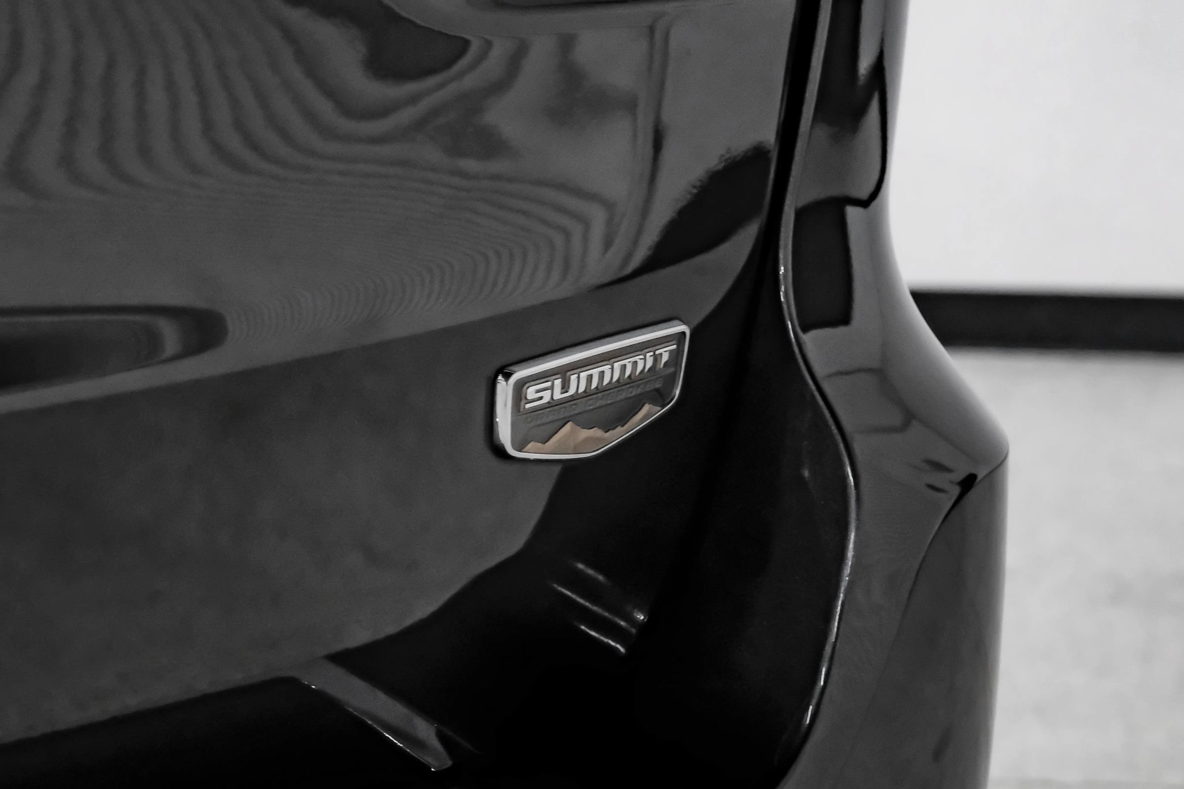 Used 2020 Jeep Grand Cherokee Summit w/ Skid Plate Group AWD/4WD image 65