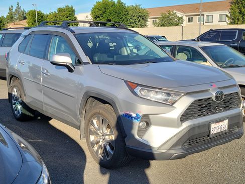 Used 2020 Toyota RAV4 XLE Premium image 3