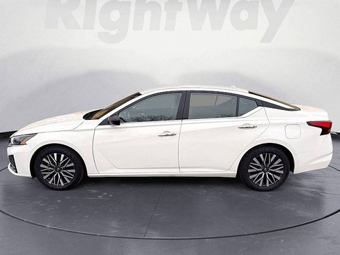 Used 2025 Nissan Altima 2.5 SV image 2