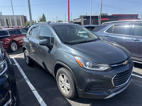 Used 2021 Chevrolet Trax LT w/ LT Convenience Package AWD/4WD image 4