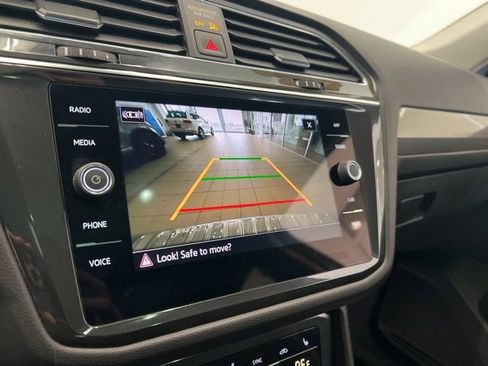 Used 2023 Volkswagen Tiguan SE w/ Panoramic Sunroof Package AWD/4WD image 32
