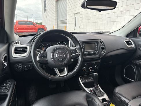 Used 2018 Jeep Compass Latitude FWD image 2
