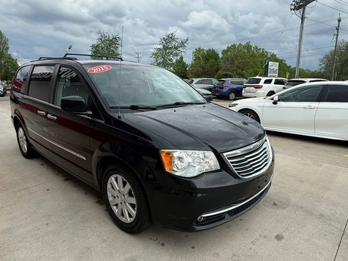 Used 2015 Chrysler Town & Country Touring w/ Driver Convenience Group image 2