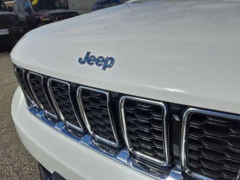 Certified 2023 Jeep Grand Cherokee Limited w/ MOPAR Finishing Package AWD/4WD image 5