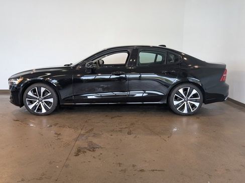 Used 2022 Volvo S60 B5 Inscription image 3