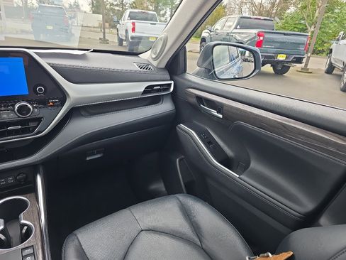 Used 2023 Toyota Highlander Platinum image 23