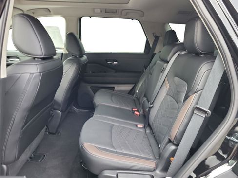 New 2025 Nissan Pathfinder Platinum w/ Black Appearance Package image 22