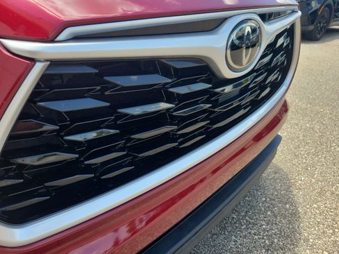 Used 2021 Toyota Highlander XLE FWD image 14