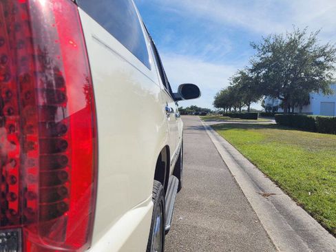 Used 2012 Cadillac Escalade Luxury image 19